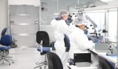 传感器制造商PCB新洁净室中的关键部件组装