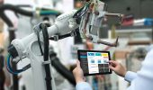 工程师手使用平板电脑，重型自动化机器人臂机在智能工厂工业工业与平板电脑实时监控系统应用。行业第四十一概念。