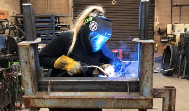 Alicia Butty，A.K.a.加拿大焊工女孩，在丁特制造业中工作。照片：Kristina Urquhart /制造自动化