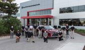2020年5月27日，TMMC高管和团队成员与该公司生产的第900万辆汽车——一辆2020年雷克萨斯RX 450h混合动力豪华SUV——在剑桥，ON。图片:CNW集团/丰田加拿大公司